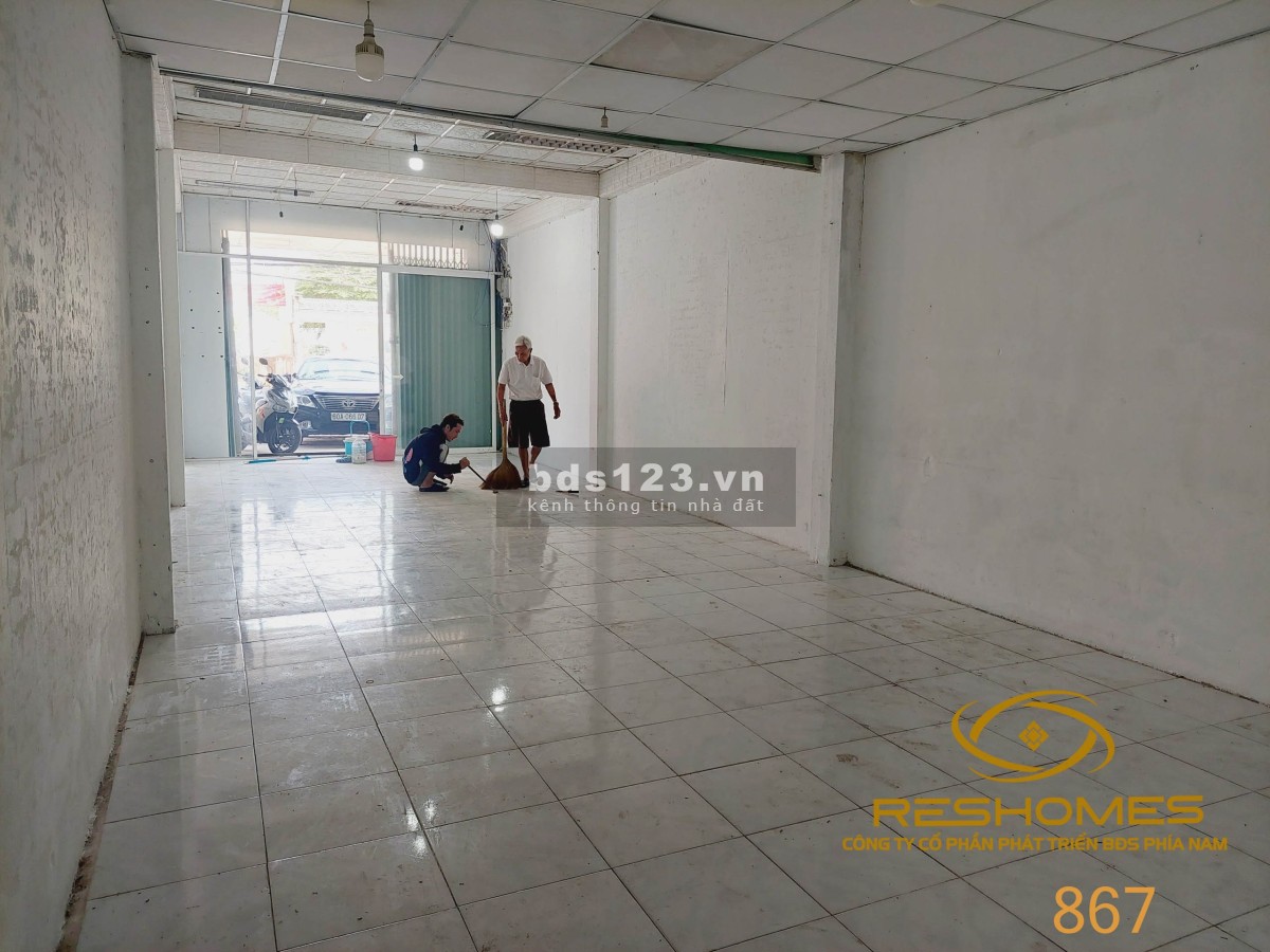Cho thuê mặt bằng trống suốt gần Vincom - Thống Nhất, ngang 5m, set up tự do