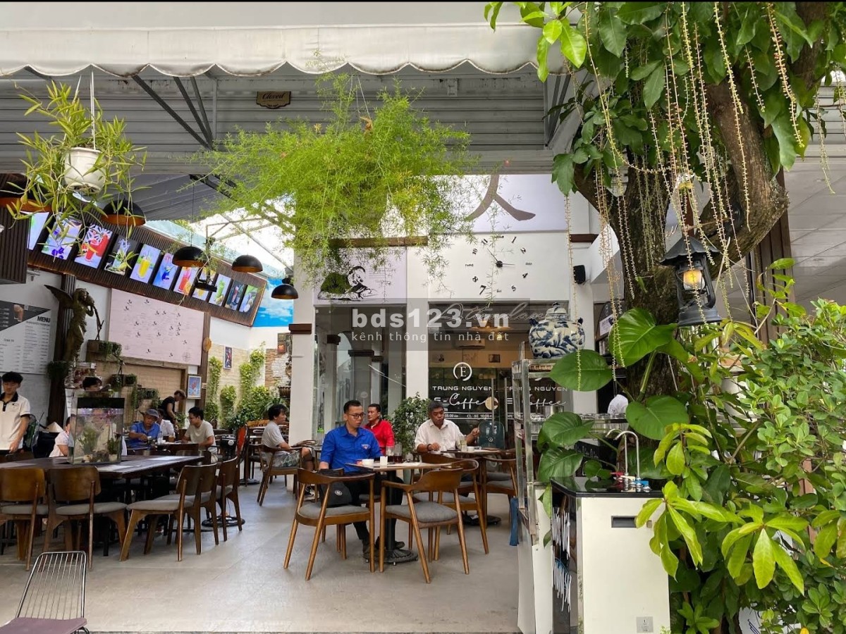 Cho thuê mặt bằng góc 2 mặt tiền 300m2 Phú Thuận Quận 7