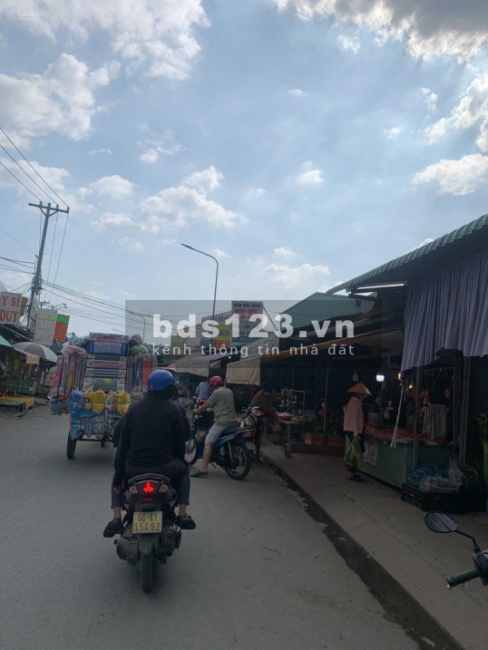 Bán gấp lô đất mặt tiền sát trường tiểu học Tân Bửu, DT: 100m2, SHR