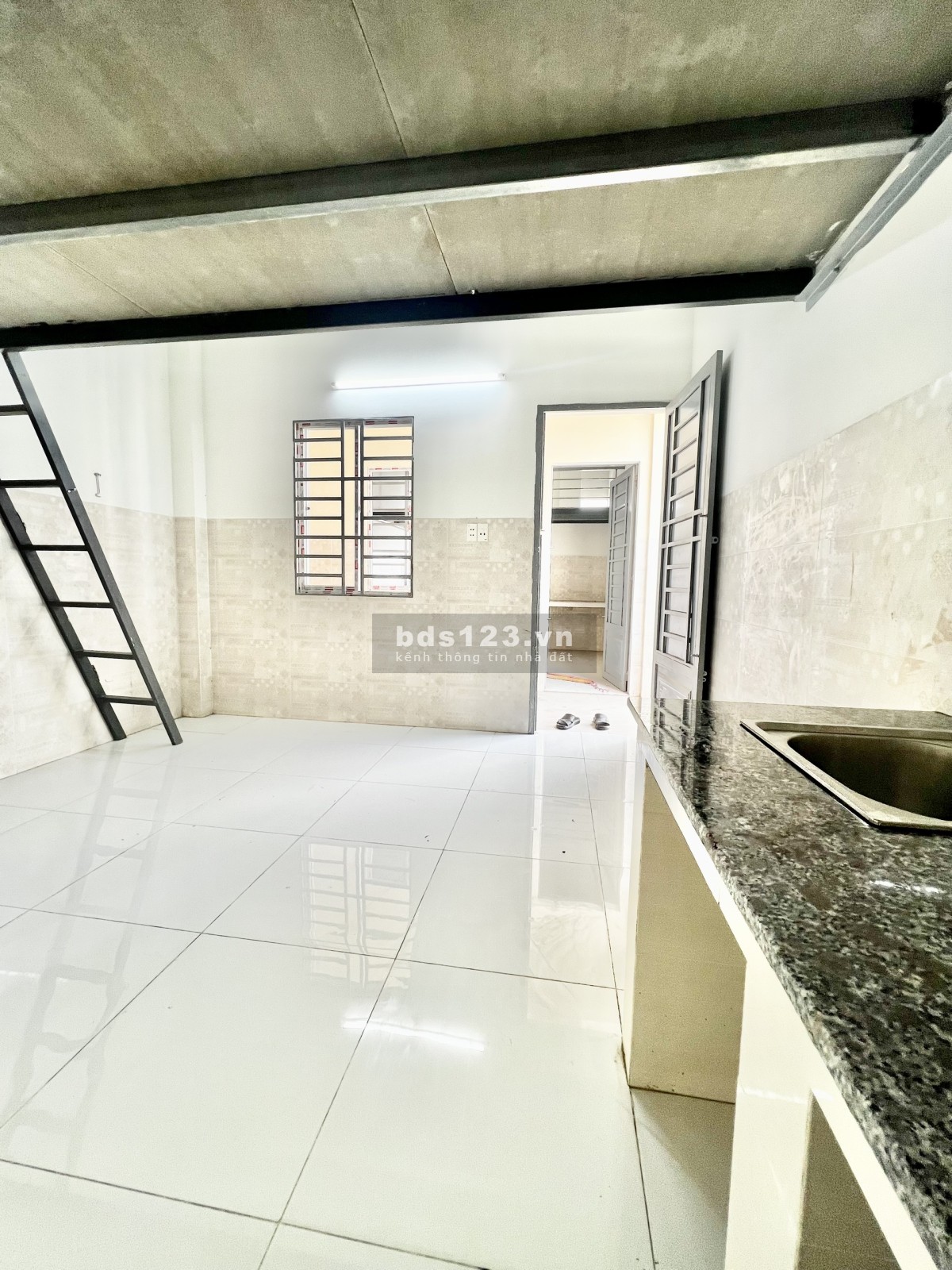 Cho thuê phòng trọ tòa nhà mới xây đẹp tinh tươm, Máy Lạnh + Gác lửng cao, ban công riêng