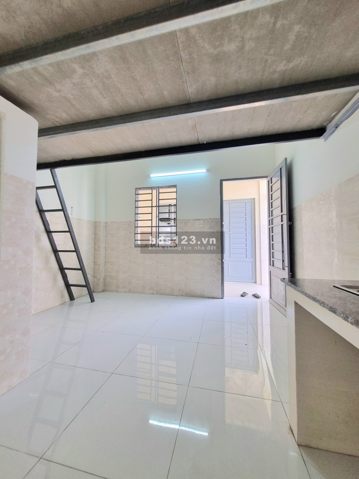 Cho thuê phòng trọ tòa nhà mới xây đẹp tinh tươm, Máy Lạnh + Gác lửng cao, ban công riêng