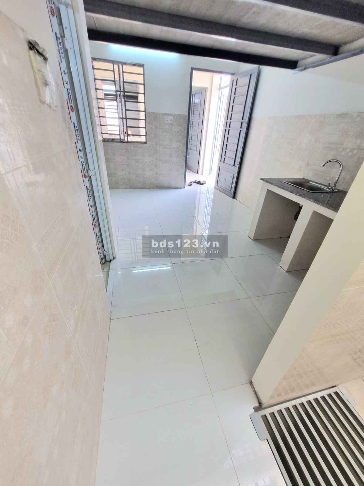 Cho thuê phòng trọ tòa nhà mới xây đẹp tinh tươm, Máy Lạnh + Gác lửng cao, ban công riêng