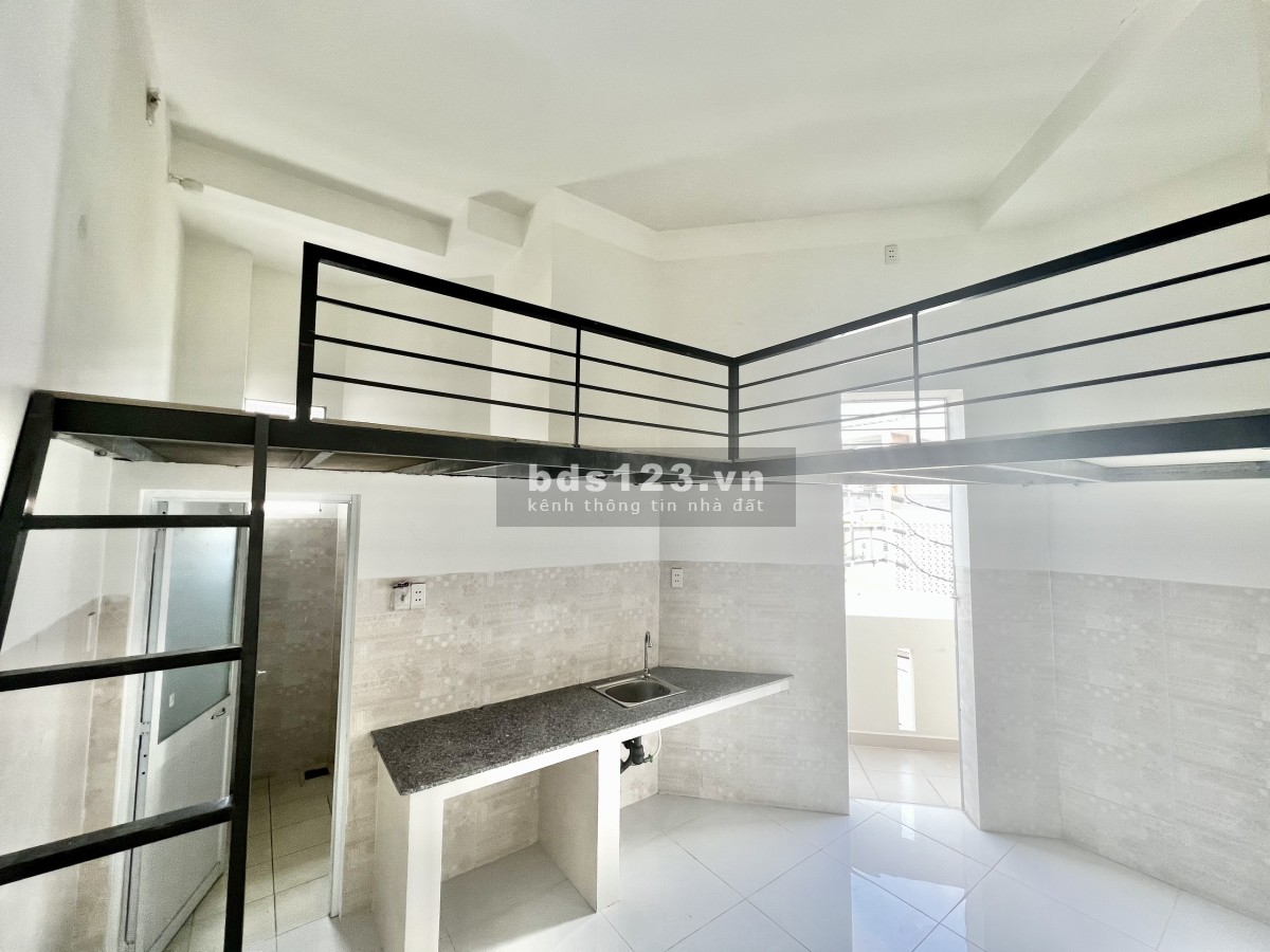 Cho thuê phòng trọ tòa nhà mới xây đẹp tinh tươm, Máy Lạnh + Gác lửng cao, ban công riêng