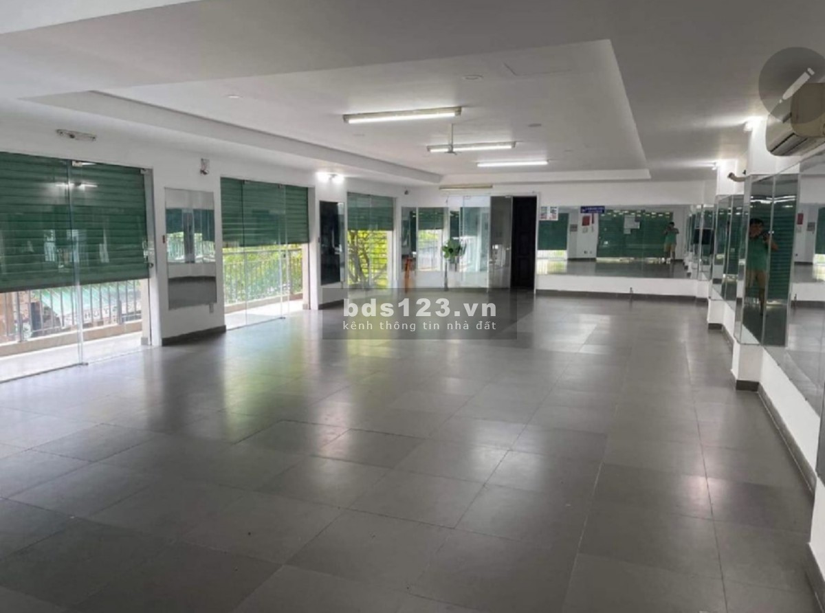 Cho thuê mặt bằng 140m2 góc 2 mặt tiền khu Vincom Quận 7