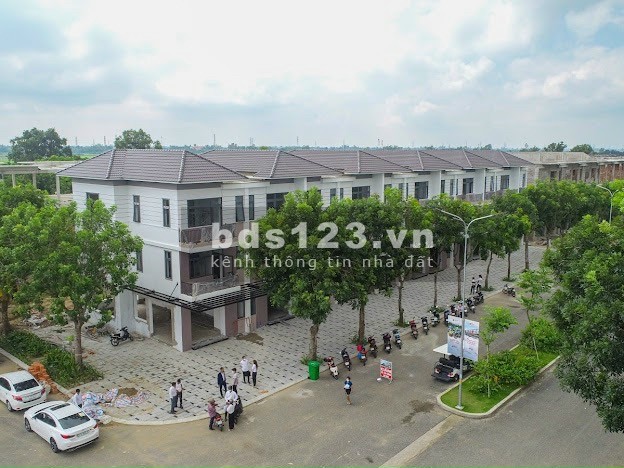 Chính chủ cần bán Shophouse đối diện TT Tp, thích hợp ở và buôn bán