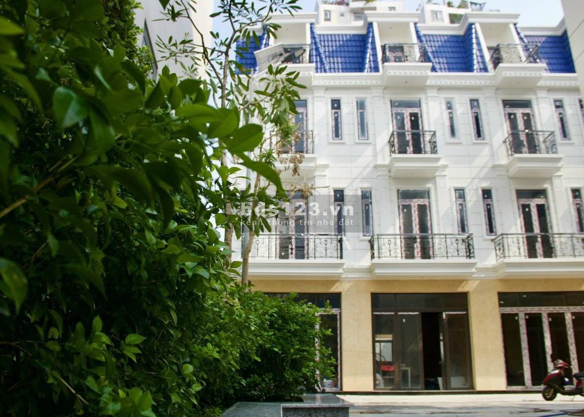 Bán nhà phố có sổ sẵn - công chứng nhận nhà - ngay trung tâm Tân Phú