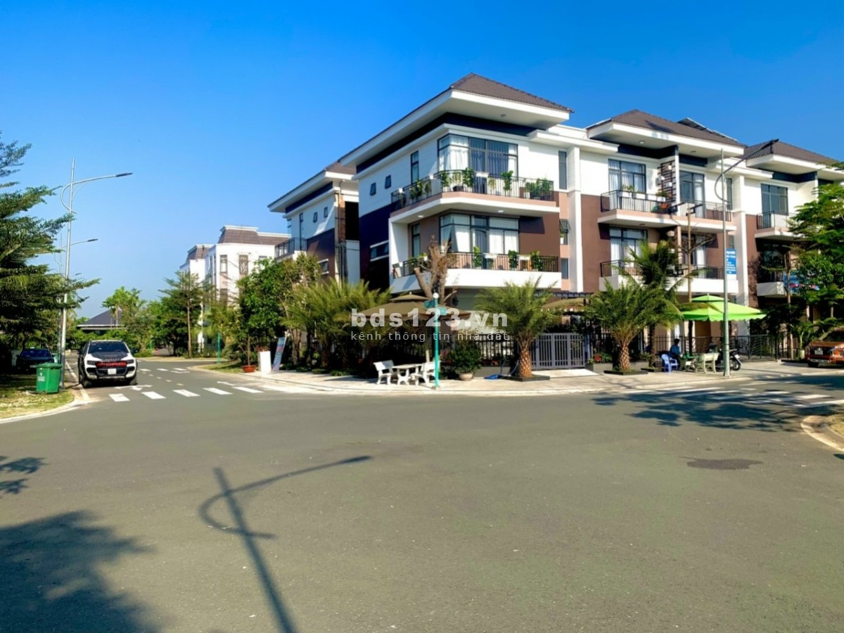 Chính chủ cần bán Shophouse đối diện TT Tp, thích hợp ở và buôn bán
