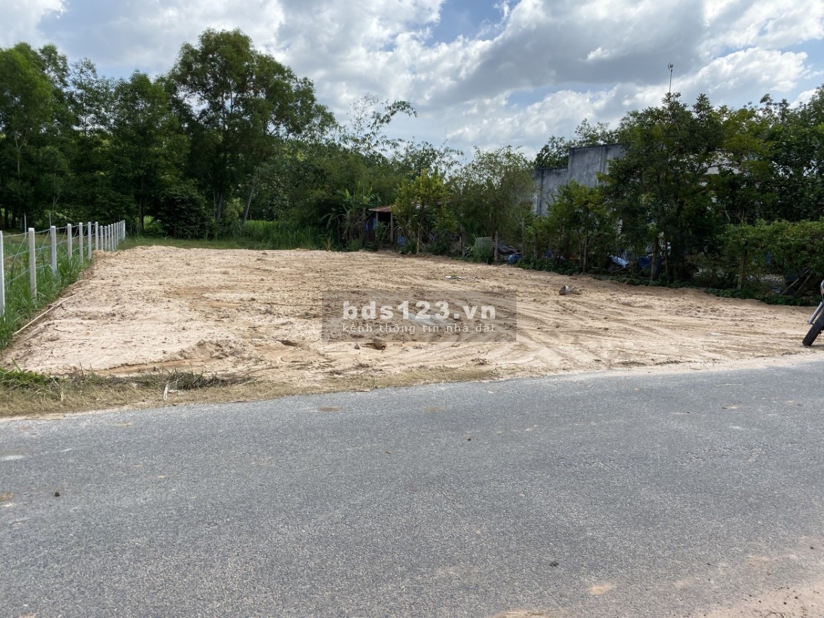Tôi chính chủ sang gấp 816M2 đất thổ cư, đối diện chợ. Giá 650 triệu