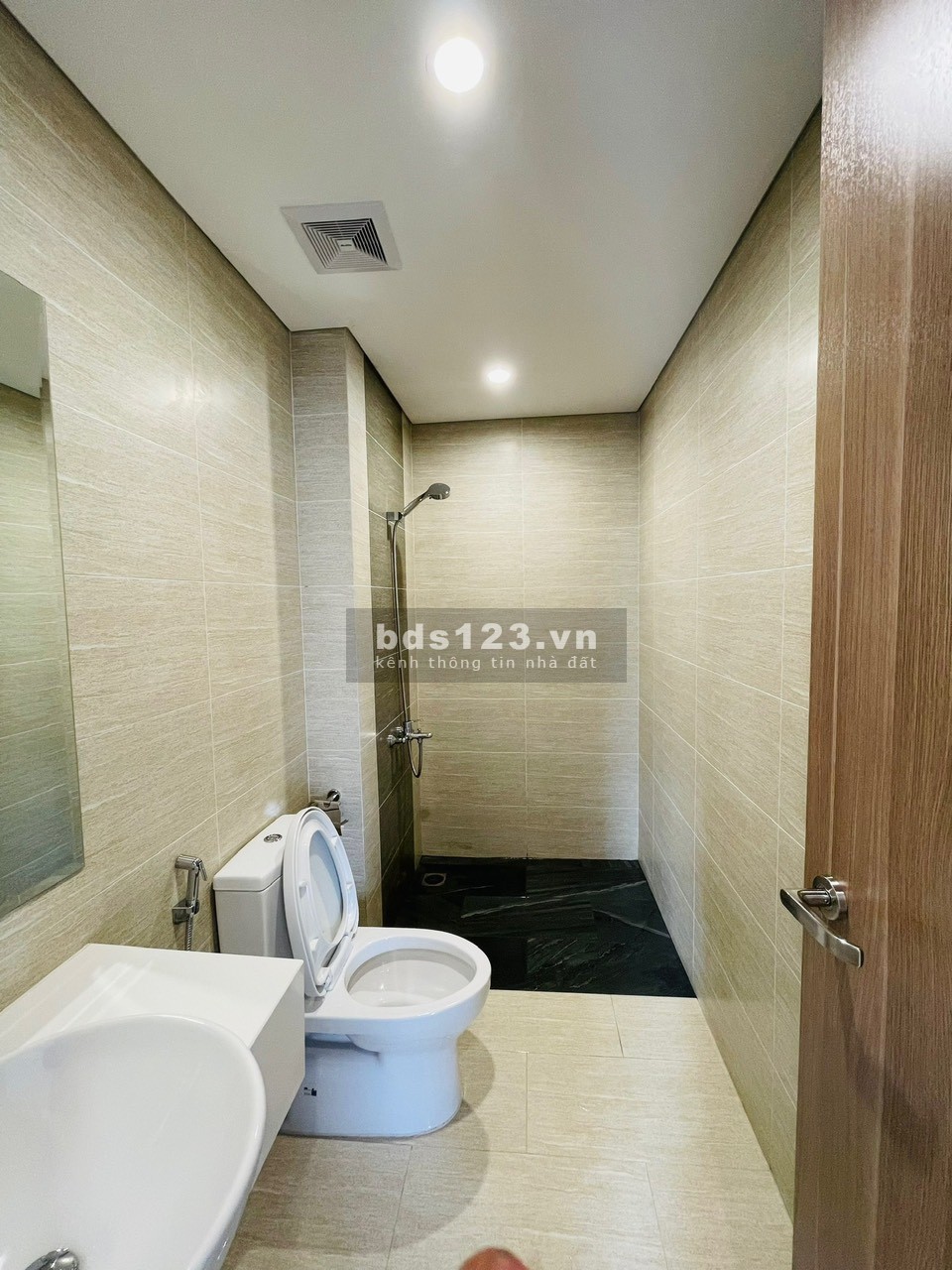 (Mới) bán căn 3 ngủ, nhà mới chưa ở, tầng cao, view bể bơi cực sịn, giá 3.1 tỷ bao phí.