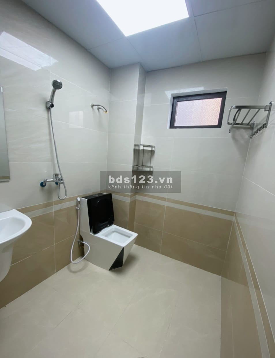 Bán nhà ở ngay - 2 Thoáng - Hàng xóm làng Việt Kiều Châu Âu - 30M x 5 tầng - Chỉ 3.3 Tỷ.
