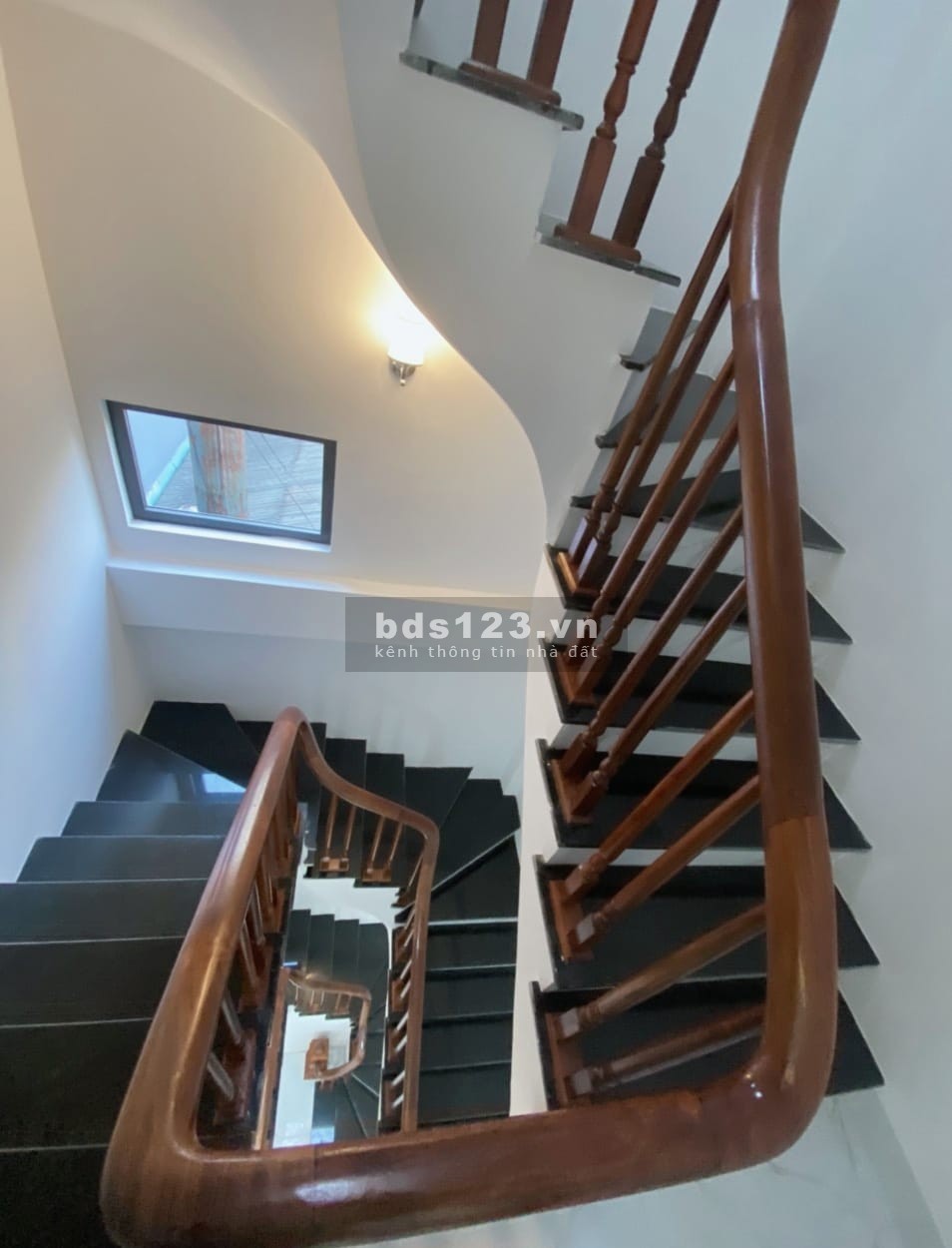 Bán nhà ở ngay - 2 Thoáng - Hàng xóm làng Việt Kiều Châu Âu - 30M x 5 tầng - Chỉ 3.3 Tỷ.