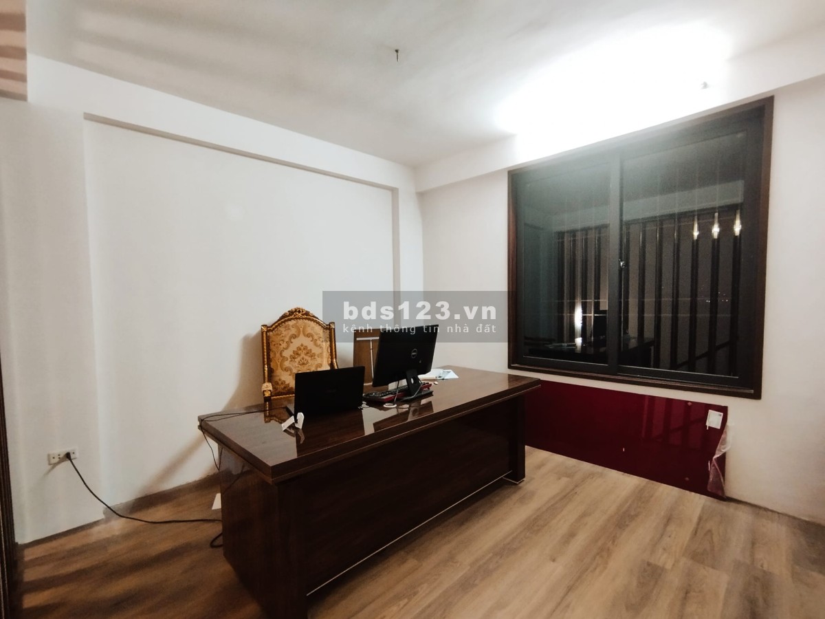 Bán nhà Lạc Long Quân 50mx6 tầng view Hồ Tây 8 tỷ.