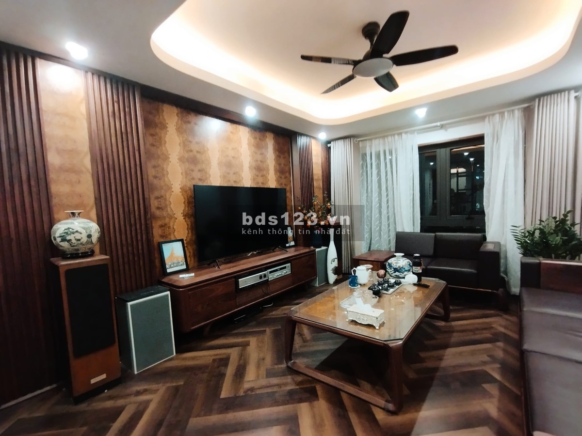 Bán nhà Lạc Long Quân 50mx6 tầng view Hồ Tây 8 tỷ.