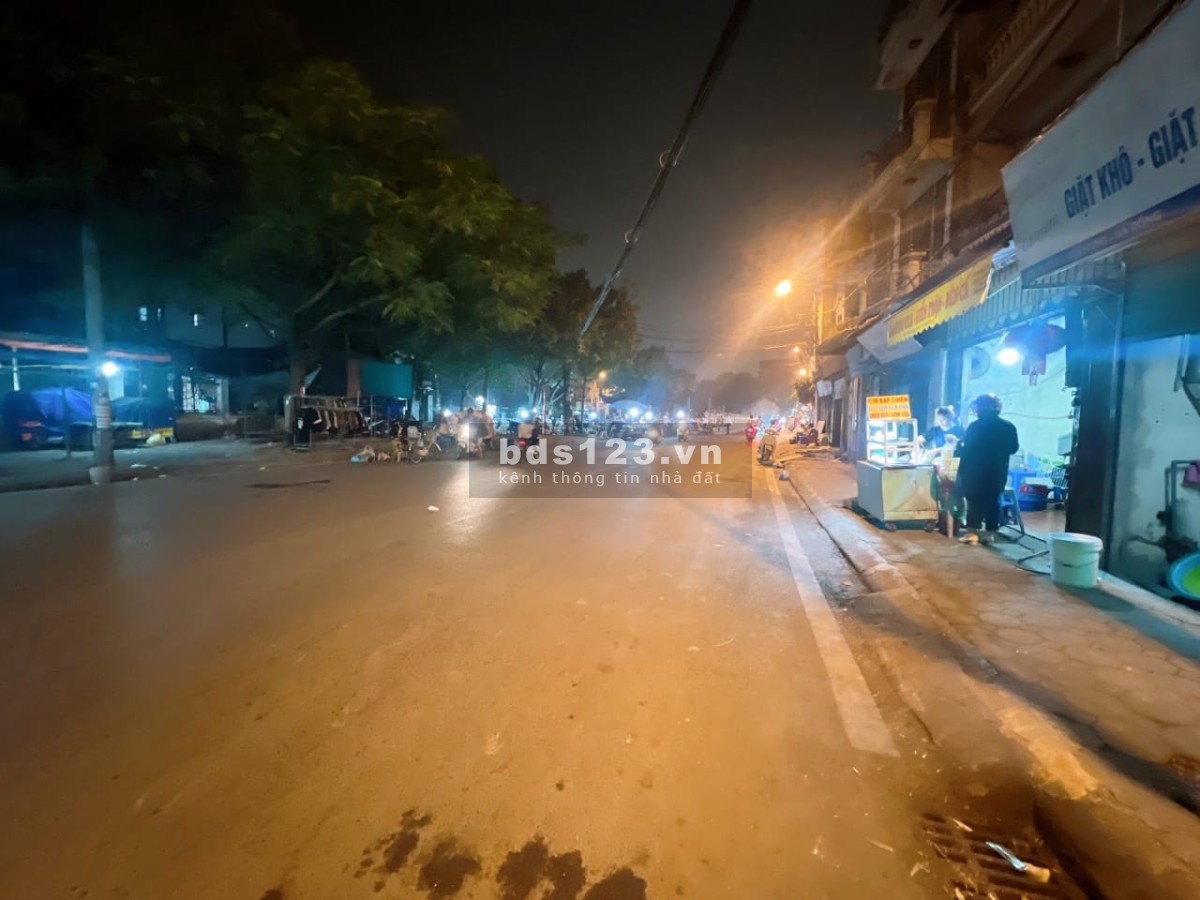 Bán đất - 8M ra mặt phố ĐA SỸ - Đối diện chợ - Kinh doanh online tuyệt vời.