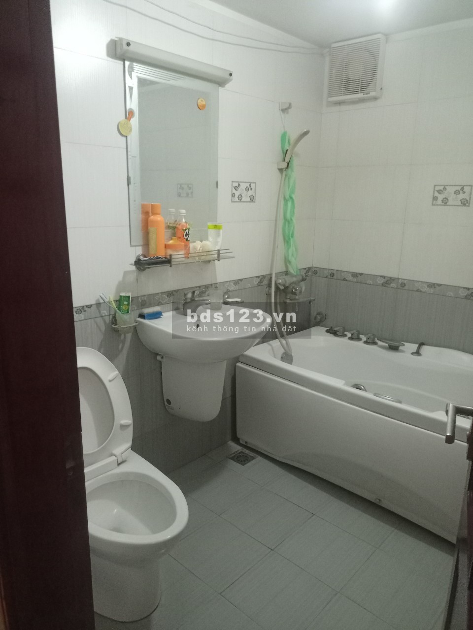 Bán nhà riêng trên đường Lạc Long Quân, Tây Hồ