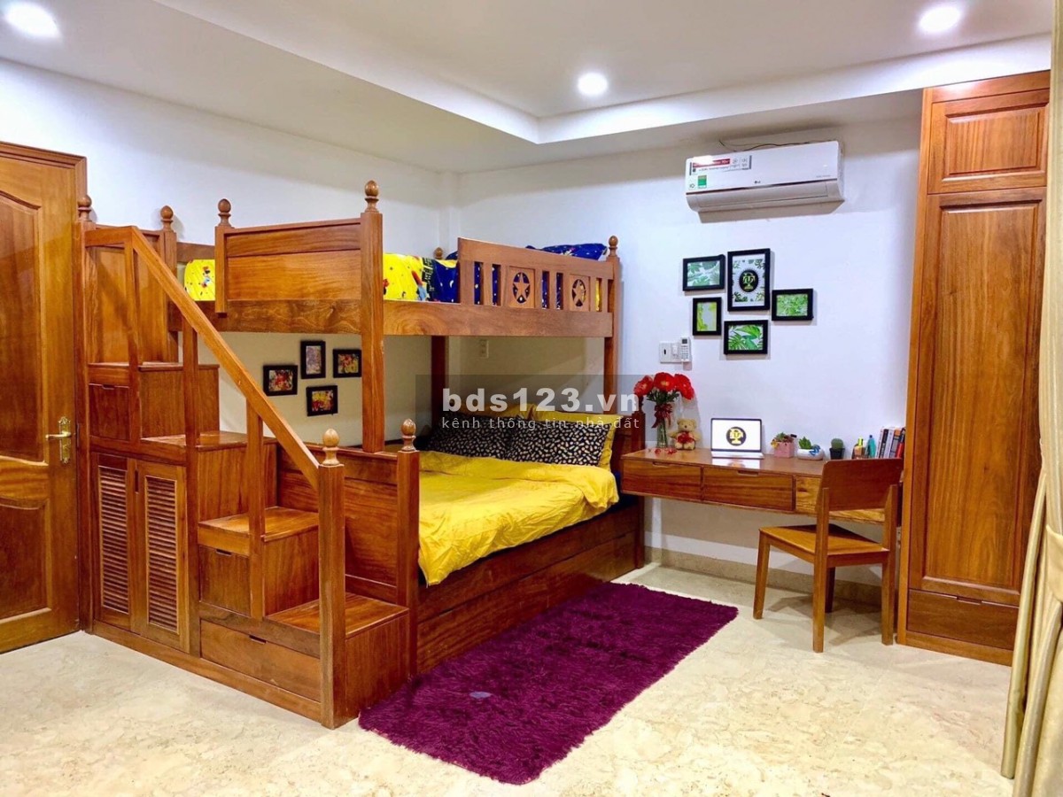 Phòng full nội thất , có sẵn vào ở ngay .