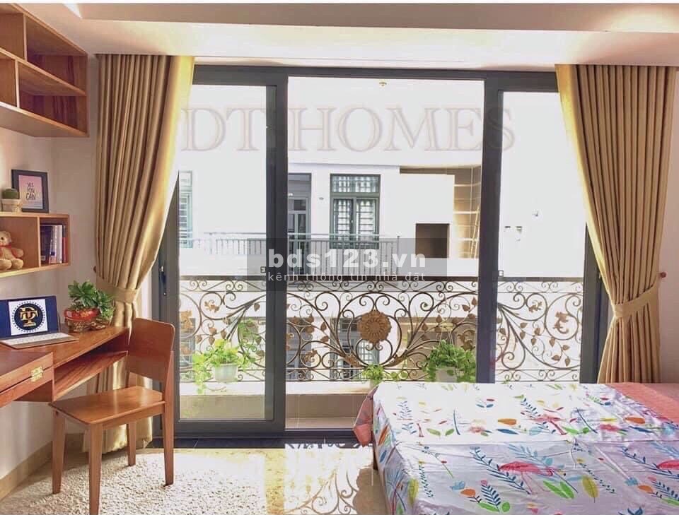 Phòng full nội thất , có sẵn vào ở ngay .