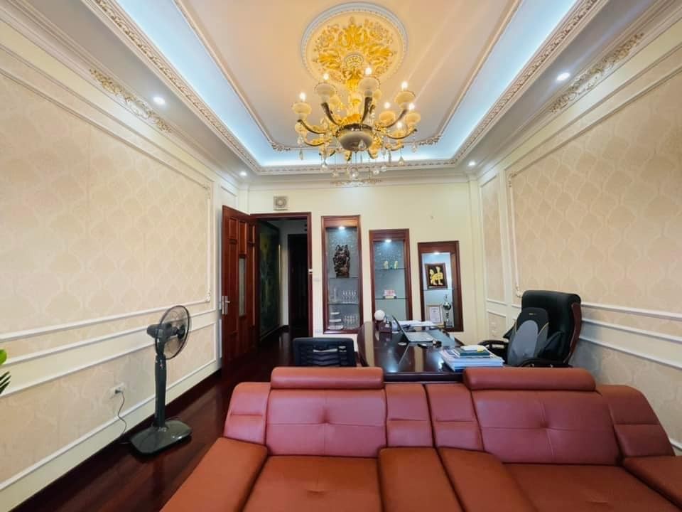 Chính chủ cần bán nhà ngõ Trần Quốc Hoàn. 51m2. 5 tầng, mặt tiền 4.1mgía bán thẳng 10.5 tỷ.