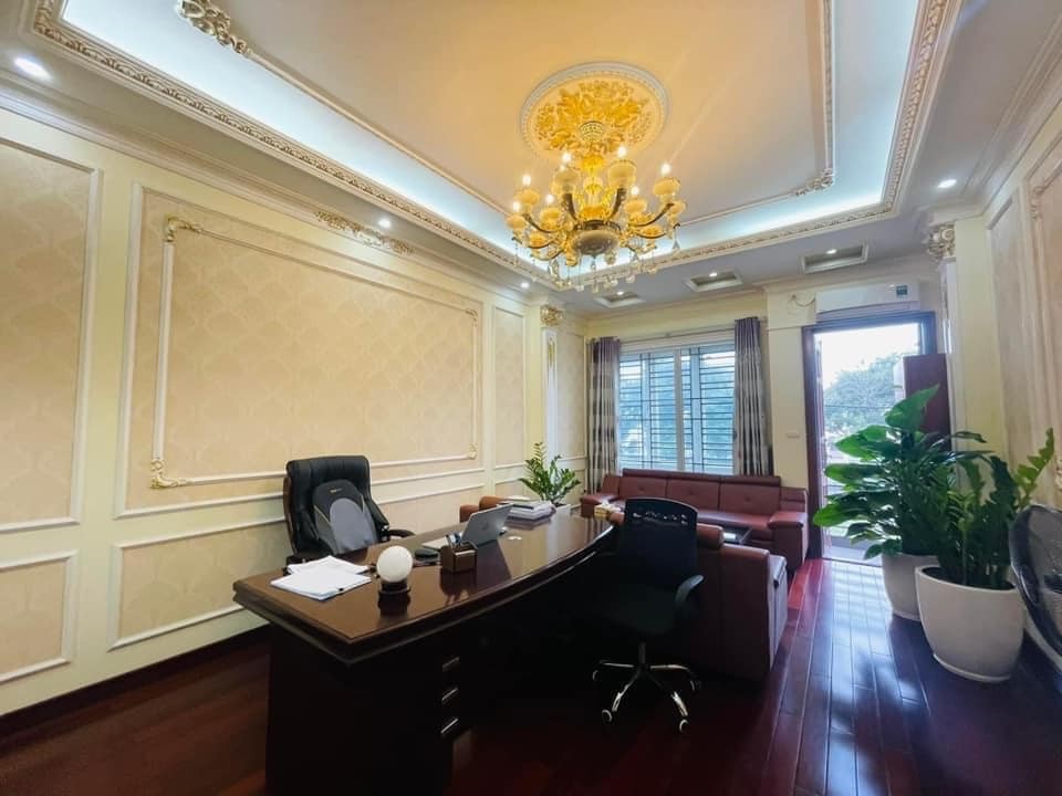 Chính chủ cần bán nhà ngõ Trần Quốc Hoàn. 51m2. 5 tầng, mặt tiền 4.1mgía bán thẳng 10.5 tỷ.