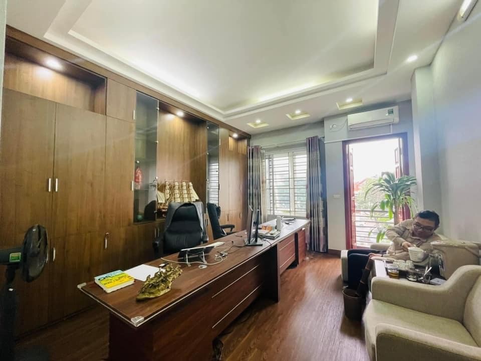 Chính chủ cần bán nhà ngõ Trần Quốc Hoàn. 51m2. 5 tầng, mặt tiền 4.1mgía bán thẳng 10.5 tỷ.