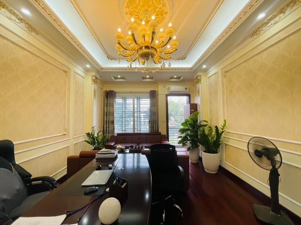 Chính chủ cần bán nhà ngõ Trần Quốc Hoàn. 51m2. 5 tầng, mặt tiền 4.1mgía bán thẳng 10.5 tỷ.