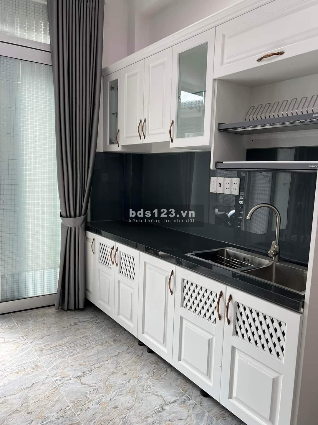NHÀ RẤT ĐẸP - 5 TẦNG - XE HƠI VÀO NHÀ - NGAY NGÃ TƯ PHÚ NHUẬN.