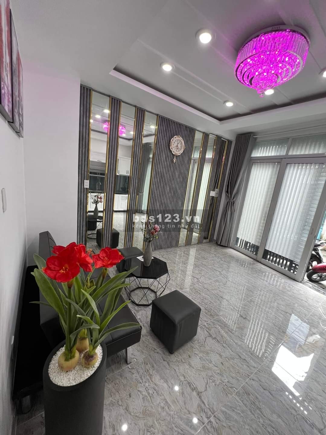 NHÀ RẤT ĐẸP - 5 TẦNG - XE HƠI VÀO NHÀ - NGAY NGÃ TƯ PHÚ NHUẬN.