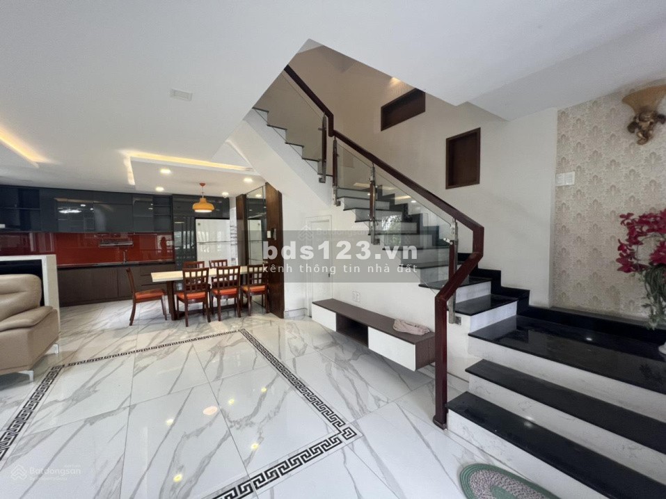 Bán một ngôi nhà phân lô tại phường Dịch Vọng 12 tỷ 52m2, an ninh dân trí tốt, có gara ô tô