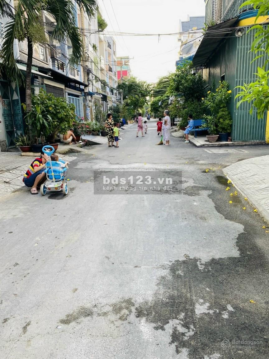 Bán một ngôi nhà phân lô tại phường Dịch Vọng 12 tỷ 52m2, an ninh dân trí tốt, có gara ô tô