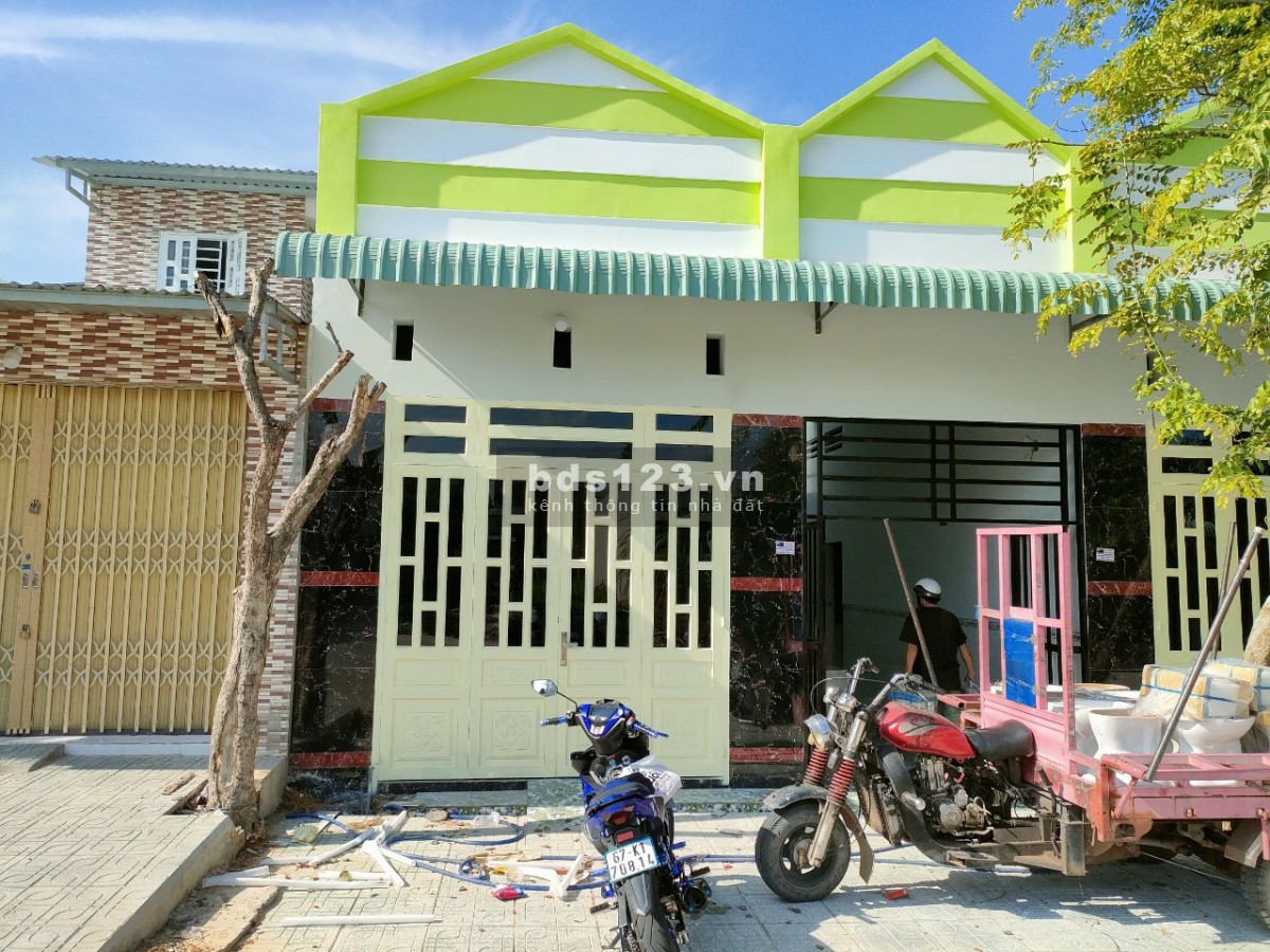Trả nợ ngân hàng bán lô đất gấp 300m cùng 16 phòng trọ ngay chợ, sát KCN Việt - Sing