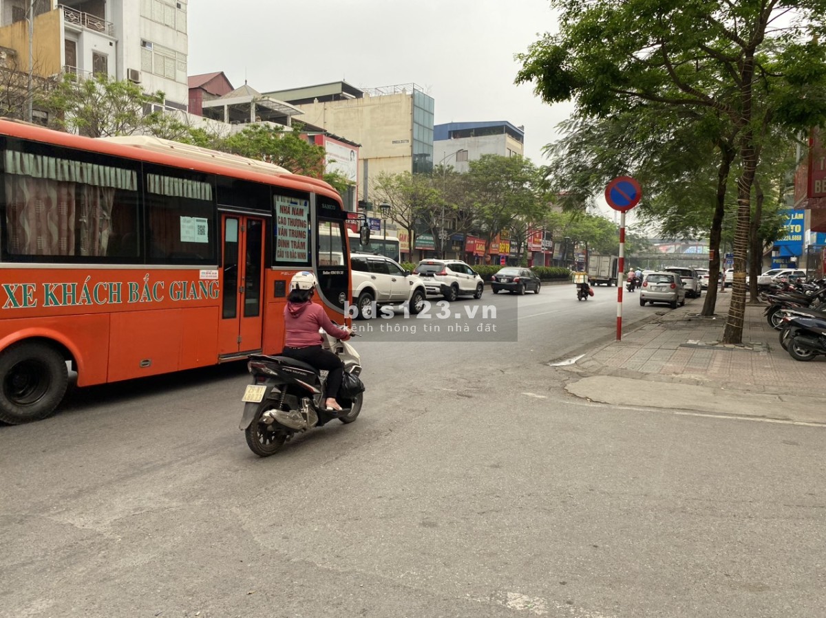 Bán nhà riêng gấp Nguyễn Văn Cừ, diện tích 90M2, mặt tiền 5M, khu vực VIP, dân chí cao. Giá 5.9 tỷ.