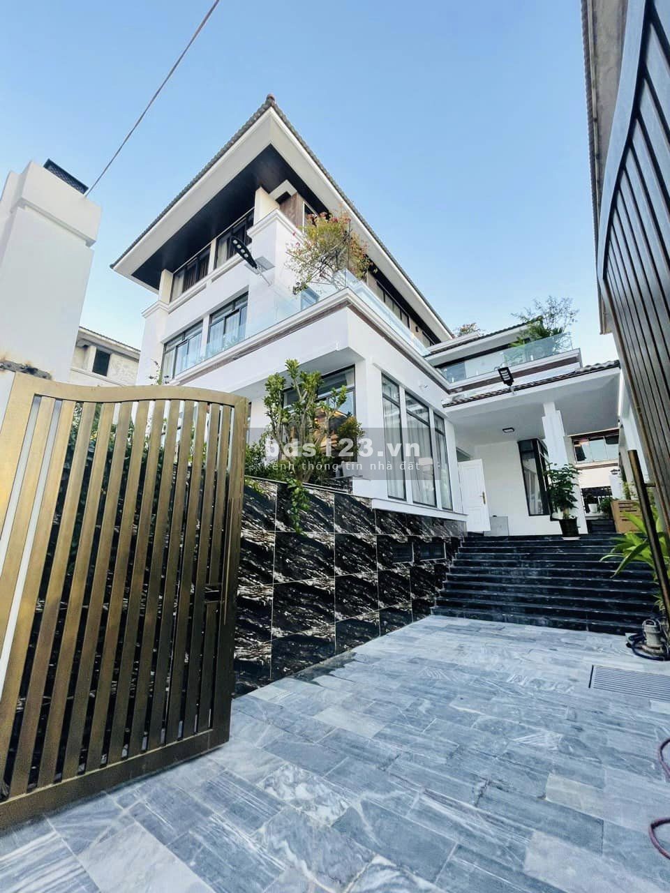 Chính chủ cần chuyển nhượng lại căn BT12 FLC view Vịnh Hạ Long, gần sân golf, liên hệ: 0399 903888