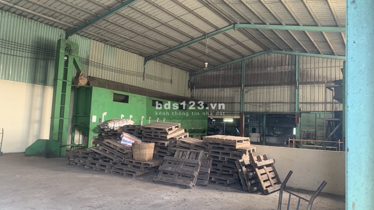 Chỉnh chủ cho thuê nhà xưởng 2000m2 điện nước đầy đủ 3 pha có khu vực văn phòng đường container chạy