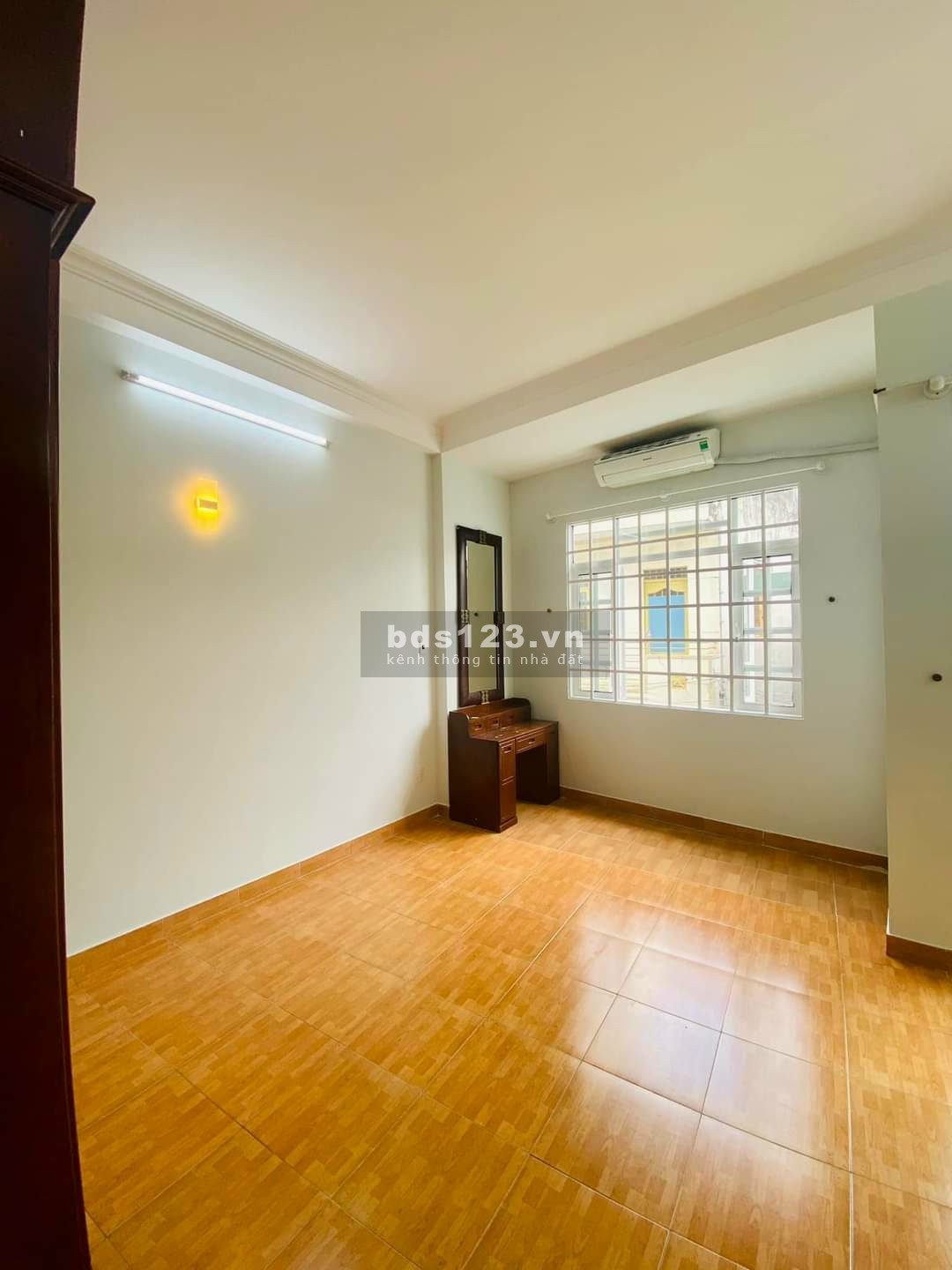 Cần bán nhà đẹp quận 4 - 4 tấm kiên cố -  xe hơi ngủ trong nhà - hẻm rộng như mặt tiền đường