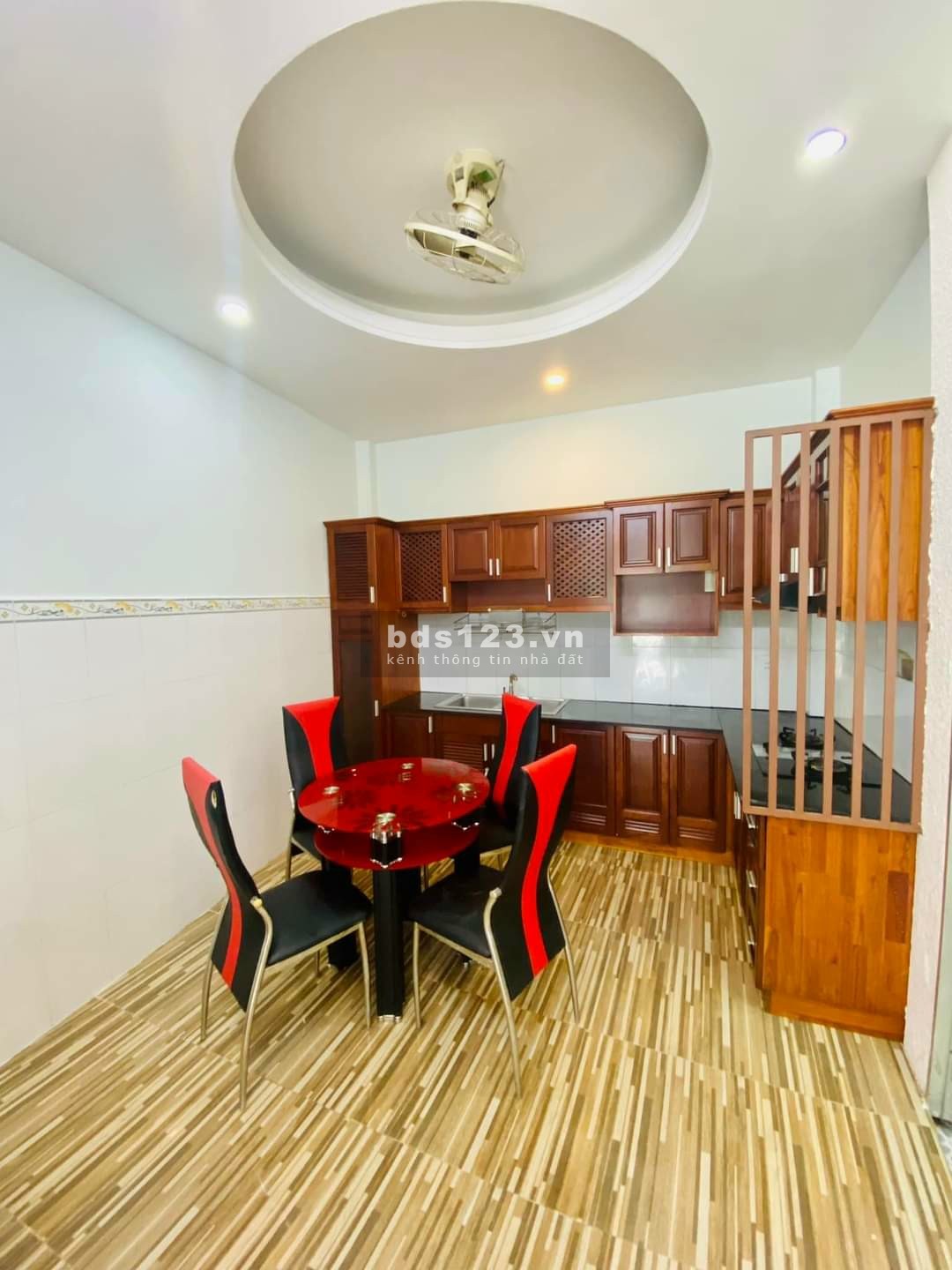 Cần bán nhà đẹp quận 4 - 4 tấm kiên cố -  xe hơi ngủ trong nhà - hẻm rộng như mặt tiền đường