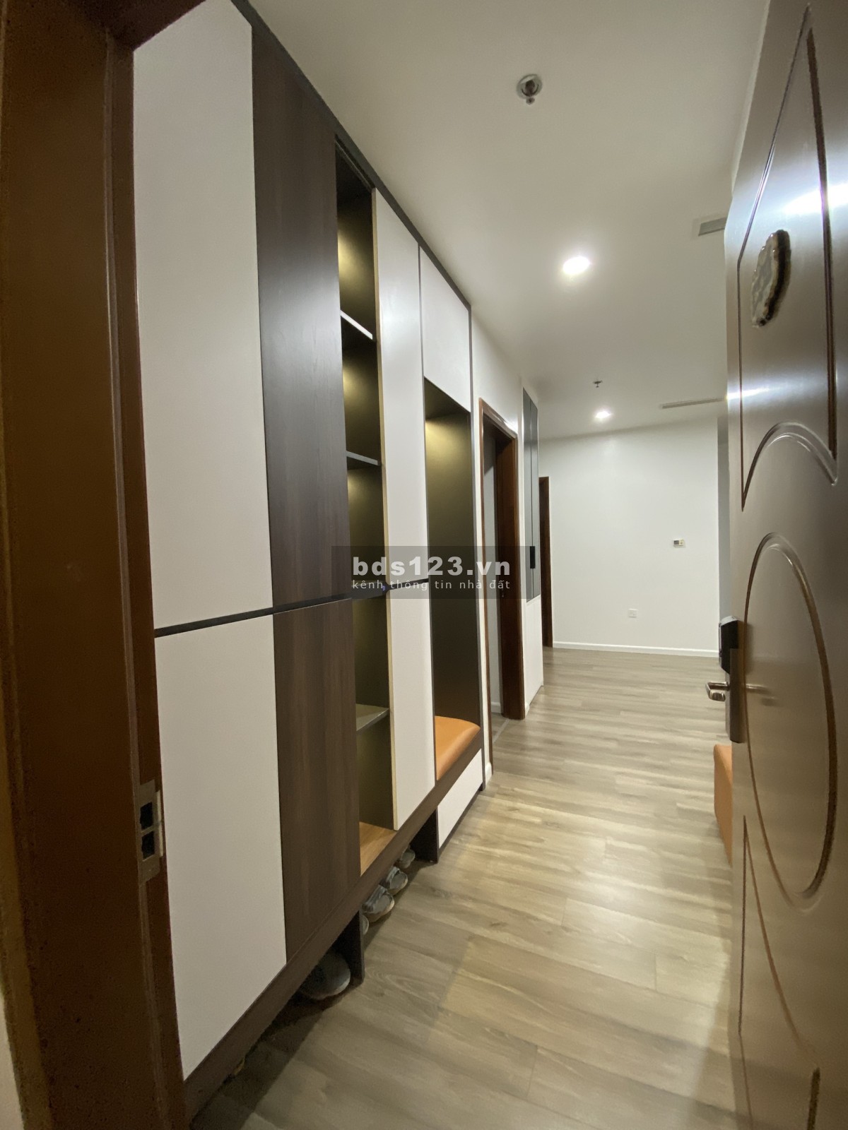 Bán căn hộ 3 ngủ, tòa R6 103M2 đủ đồ - Giá 5.8 tỷ