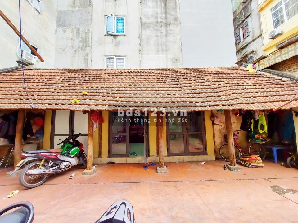 Chuyển nhượng căn nhà C4. Sổ Đỏ 150M trung tâm quận Đống Đa.