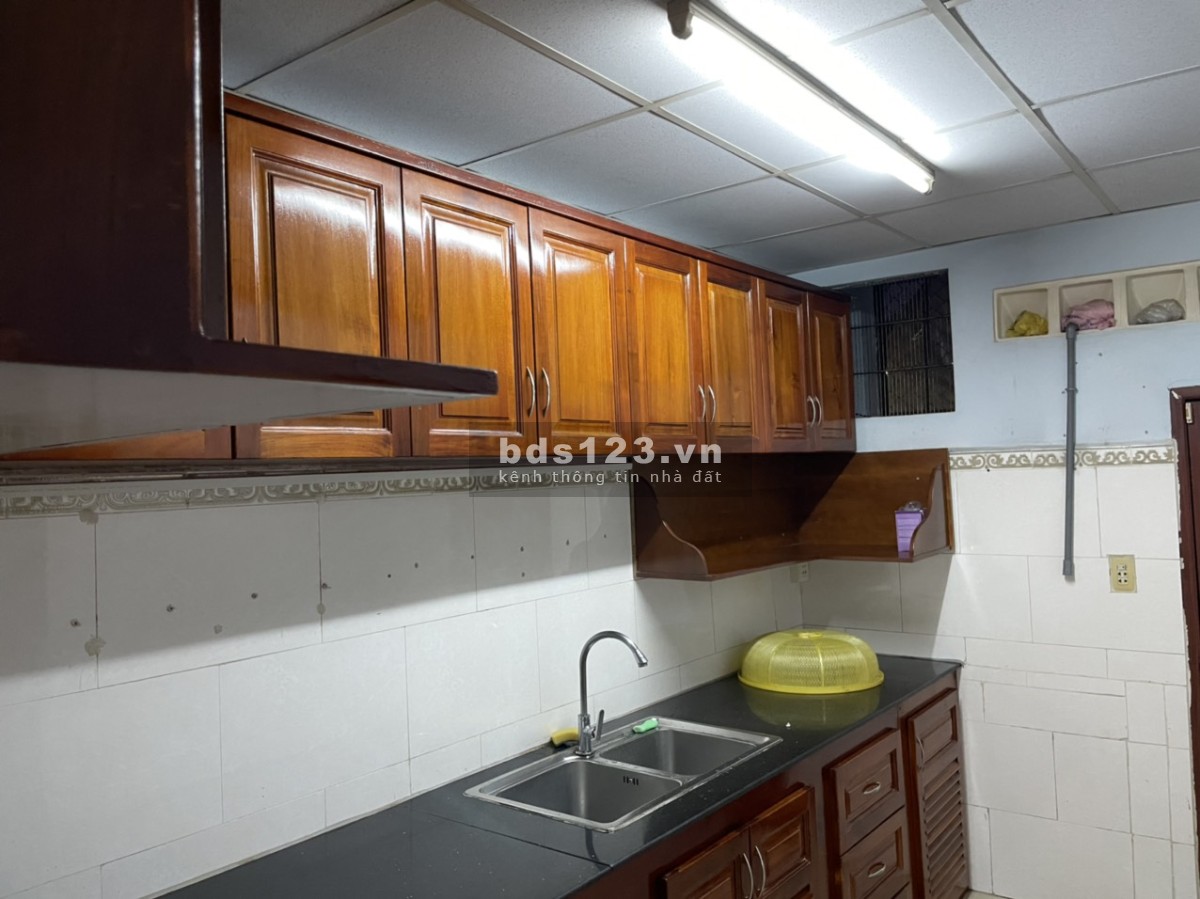 Bán nhà lớn, giá rẻ gần trung tâm Q1