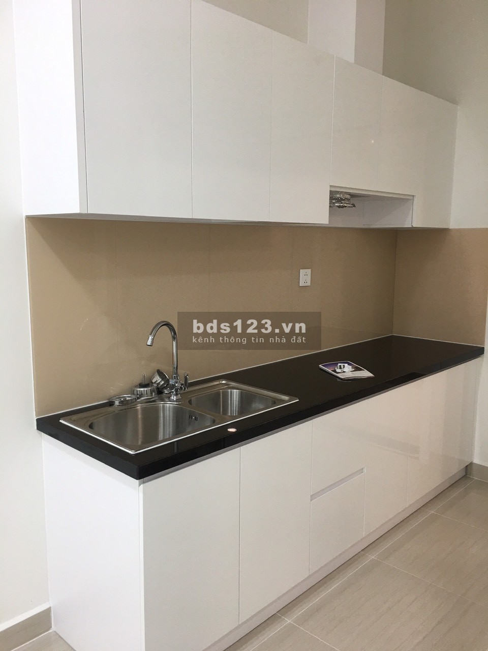 Cho thuê văn phòng 46m2 có rèm, máy lạnh 6.5 triệu, Moonlight Boulevard, Bình Tân. Lh: 0938308438