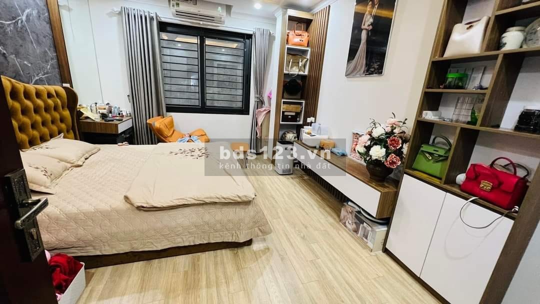 Bán nhà Hoàng Cầu 70m2 5 tầng mặt tiền 4.8 mét 10.4 tỷ