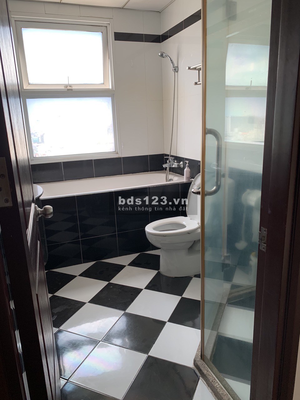 Chính chủ cần bán căn hộ 144 m2 Phú Nhuận, mặt tiền đường Phan Đăng Lưu, sổ hồng đầy đủ, giá 6.49 tỷ