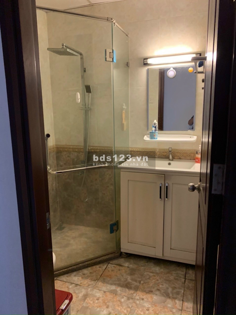 Chính chủ cần bán căn hộ 144 m2 Phú Nhuận, mặt tiền đường Phan Đăng Lưu, sổ hồng đầy đủ, giá 6.49 tỷ