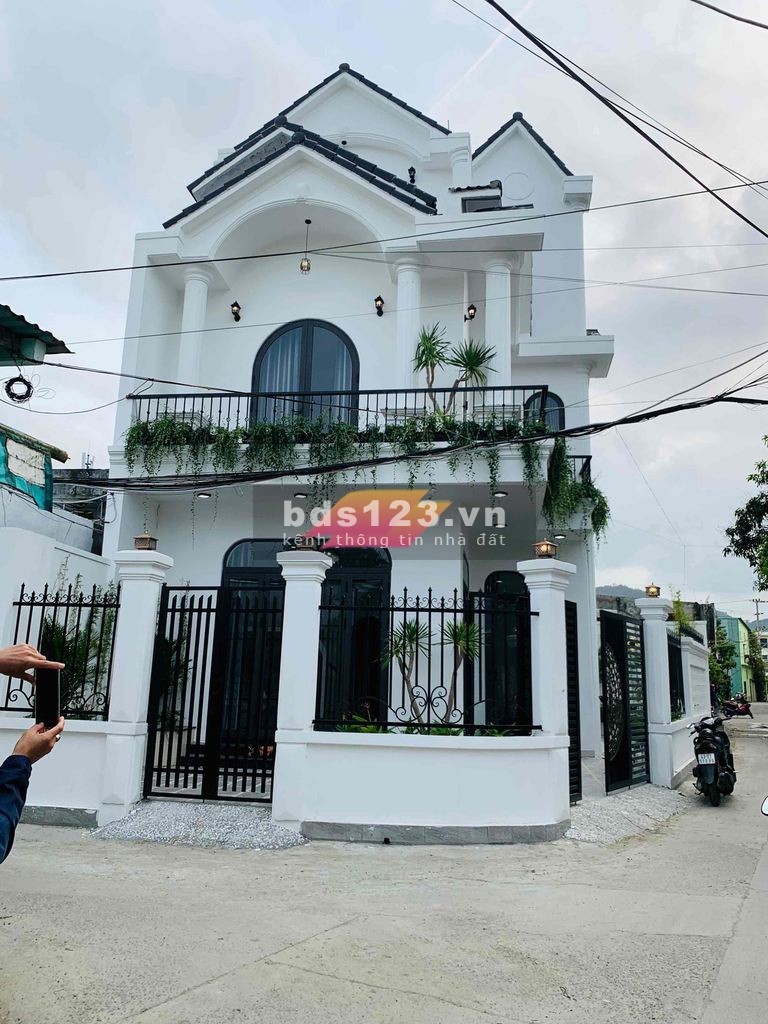 Bán biệt thư đẹp siêu rẻ ngay bến xe Trung tâm TP Đà Nẵng, 120m2, 4.2 tỷ