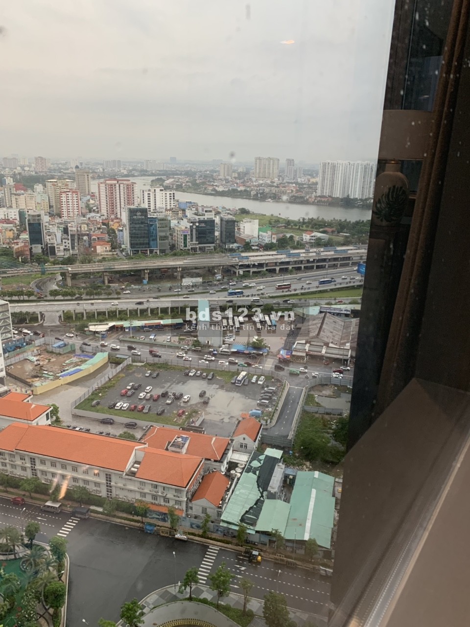 Cho thuê căn hộ Vinhomes Central Park 1-2-3-4pn, Penhouse, và tòa Landmark 81. Liên hệ: 0888662828