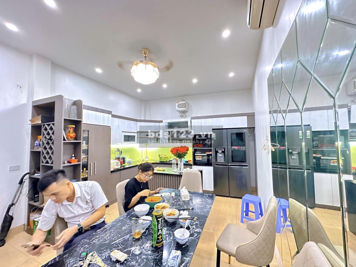 Bán nhà phân lô hồ Hạ Đình 45m2*5T MT 4.2m ô tô tránh, siêu đẹp vừa ở vừa làm VP