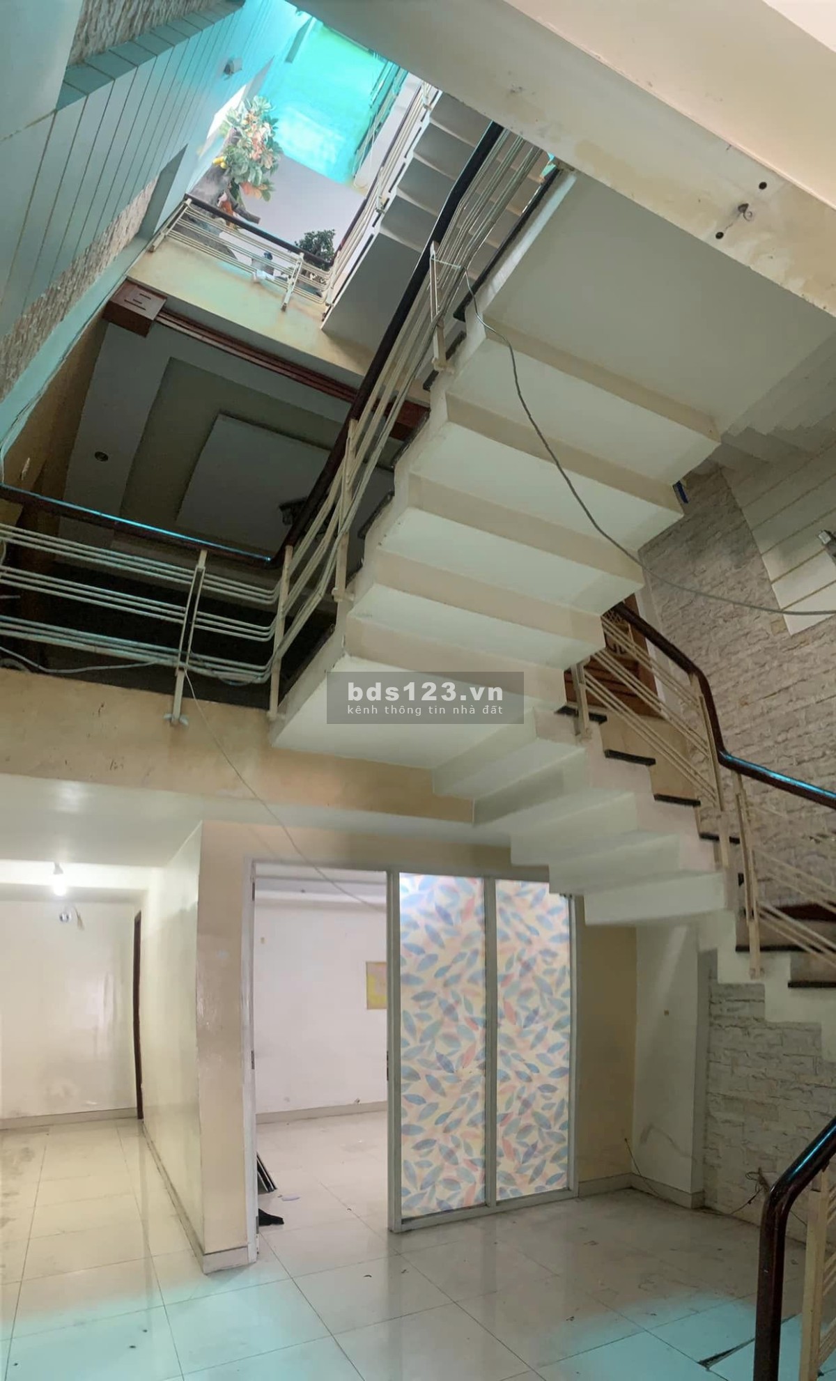 Cho nhà nguyên căn 4 tầng mặt tiền Hồng Lạc - làm văn phòng, kinh doanh, để ở chỉ 25tr/tháng