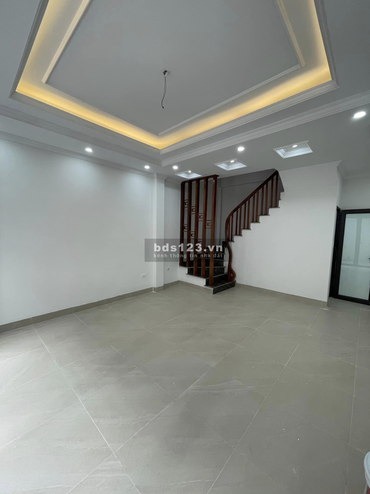 Bán nhà gần Trần Cung, Mai Dịch, Hoàng Quốc Việt, 42m, ô tô vào nhà. chỉ hơn 8 tỷ.