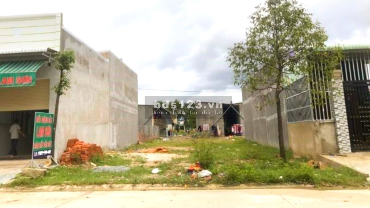 Tôi cô Hoa chủ đất cần bán gấp 872M2 đất. Gía 550 triệu, ngay chợ đêm.