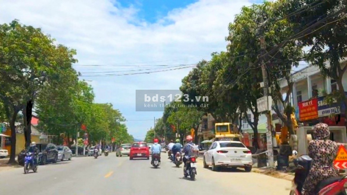 Tôi cô Hoa chủ đất cần bán gấp 872M2 đất. Gía 550 triệu, ngay chợ đêm.