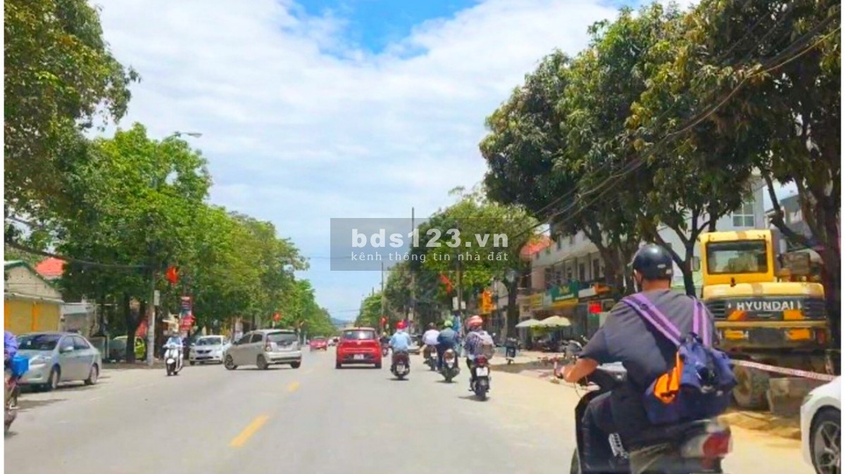 Tôi cô Hoa chủ đất cần bán gấp 872M2 đất. Gía 550 triệu, ngay chợ đêm.